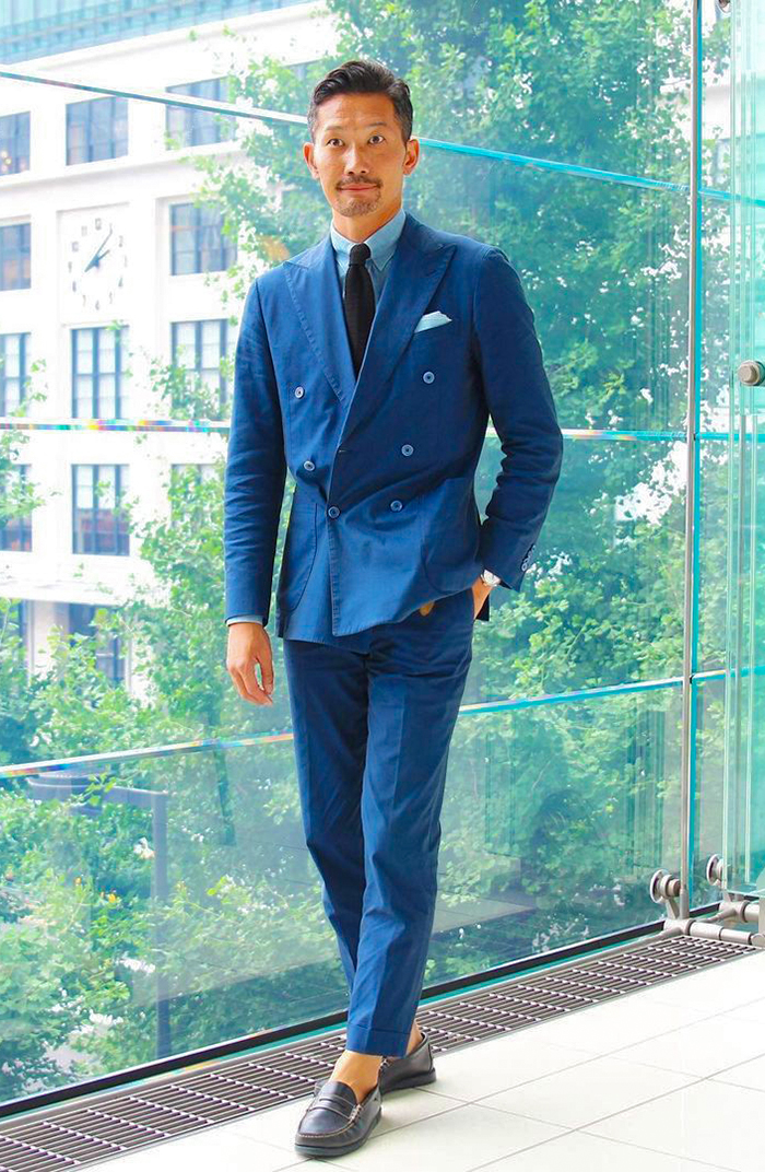 Blue suit with black tie and loafers outfit