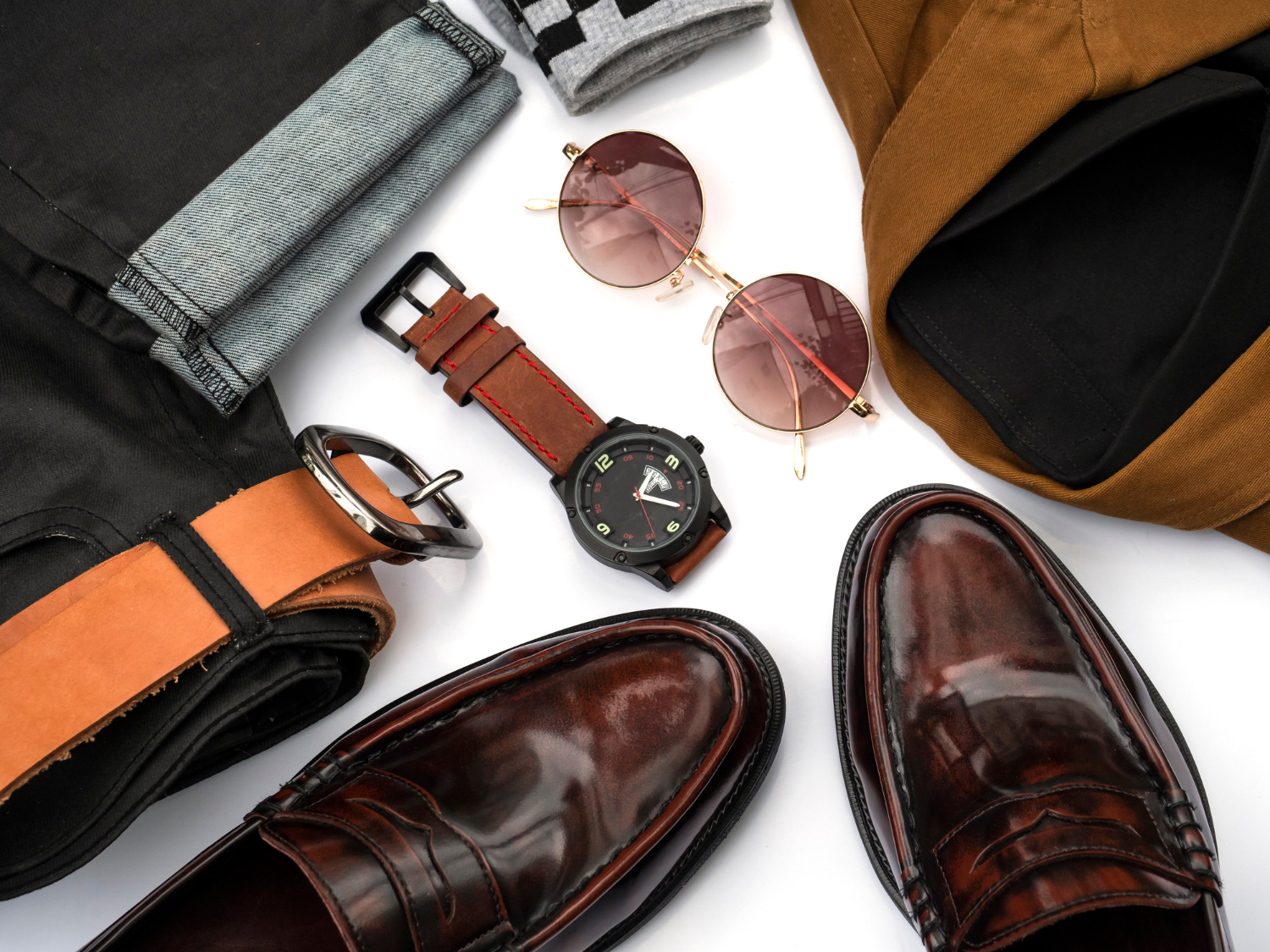 Complement the brown shoe with a similar shade belt