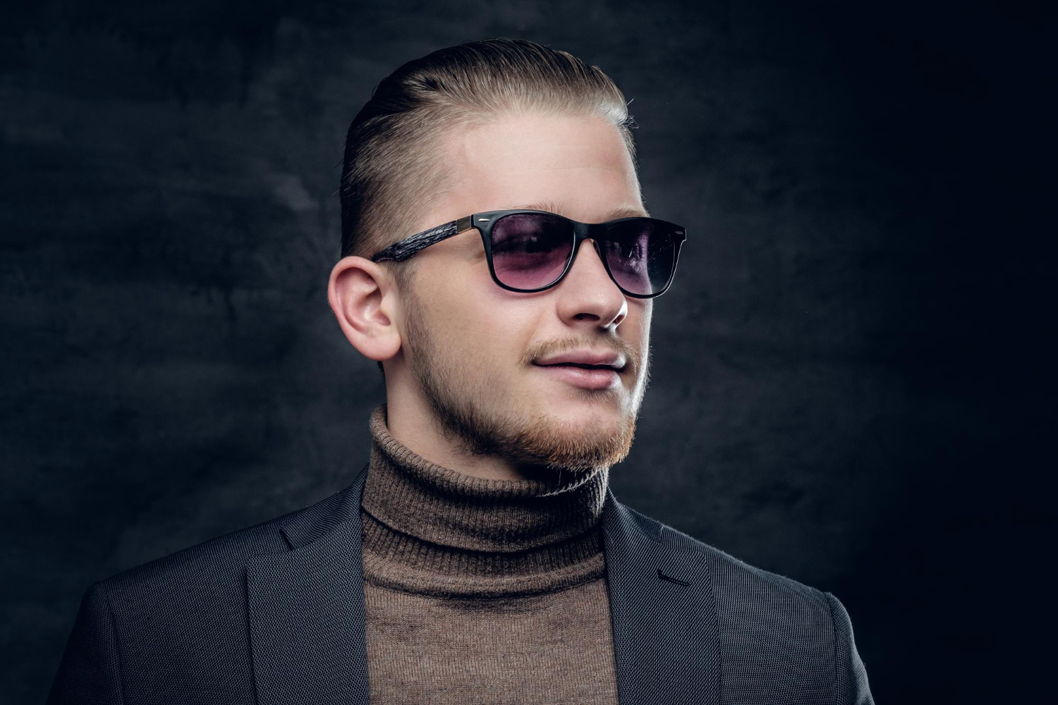 Matching colors and fabrics to achieve the perfect men's turtleneck outfit