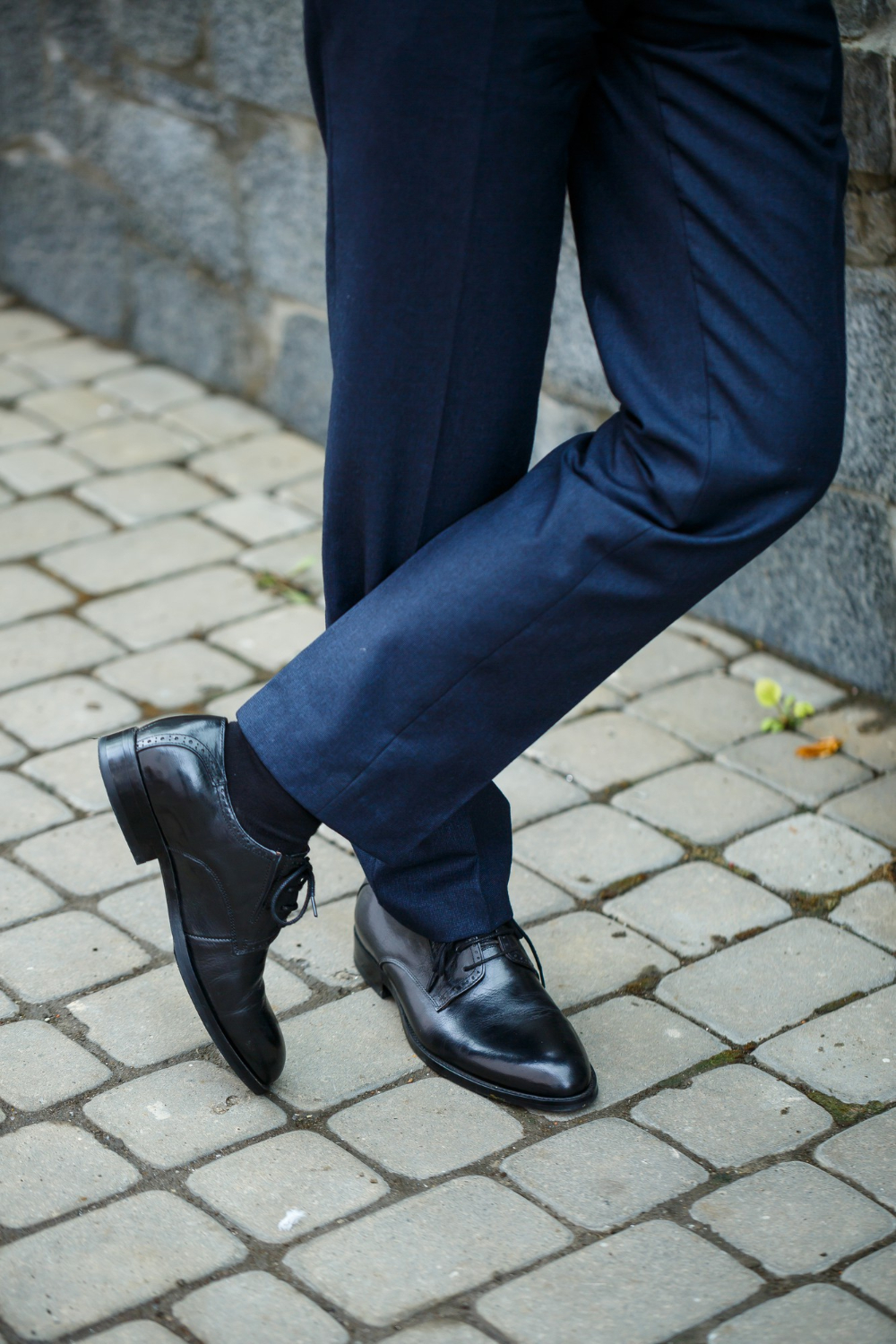 Navy pants and black shoe styles that match