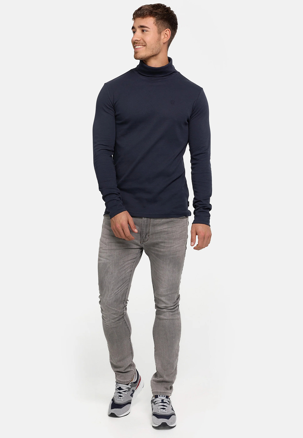 Navy turtleneck, gray jeans, and athletic gray shoes outfit