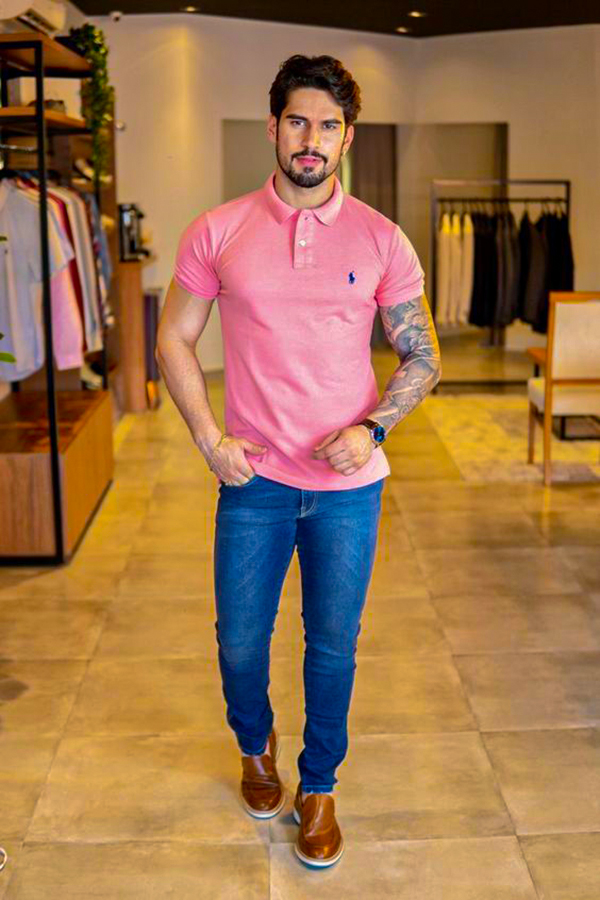 Pink polo shirt, blue denim jeans, brown leather sneakers outfit