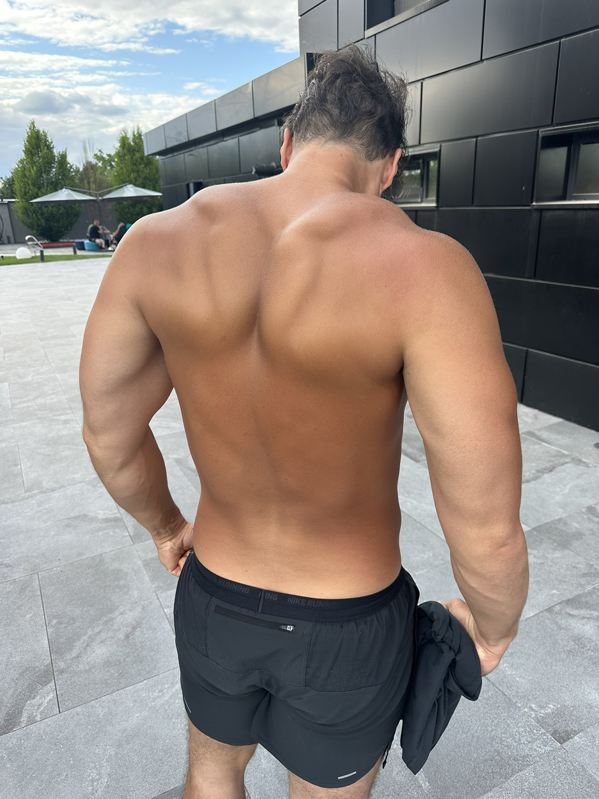 Tristan Tate in shape flexing his back muscles