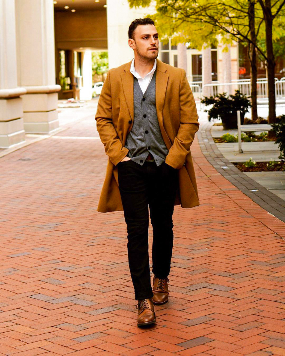 Wear brown overcoat, gray cardigan, white long sleeve shirt, and brown derby shoes